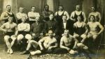 Сибирь. 1914 г. В бабочке директор цирка Коромыслов (отец Нэдин Янушевской). Слева внизу прилёг не Крылов .jpg