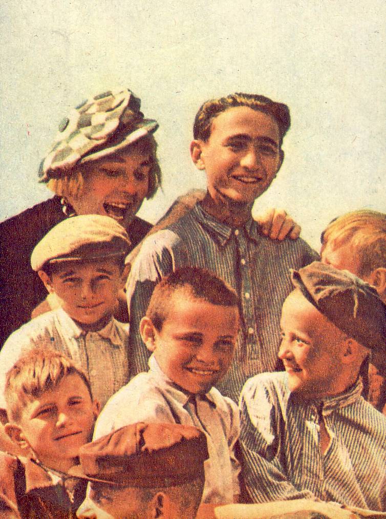 Олег Попов среди юных зрителей
