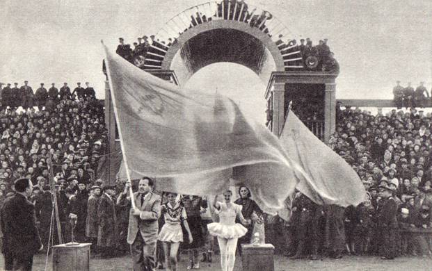 Представление на стадионе открылось парадом 1958 год. Куйбышев