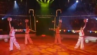 Tianjin acrobftic troupe. Жонглеры с вазами. Китай