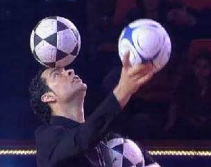 Rafael de Carlos. Жонглер с мячами
