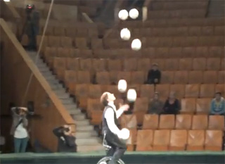 Juggling 7 balls on a wheel,      .  7   .   