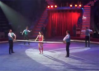 Фрагмент. Акробаты на двойных палках С. Гречушкина. Программа На бис. Цирк Никулина 2013 г.