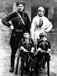 Алибек и Мариам Кантемировы с сыновьями Хасанбеком (слева) и Ирбеком.jpg